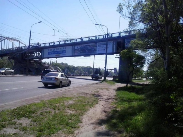 Міст 1x1,  ул.Наб.Победы (мост на Монастырский остров, по движению из центра города)